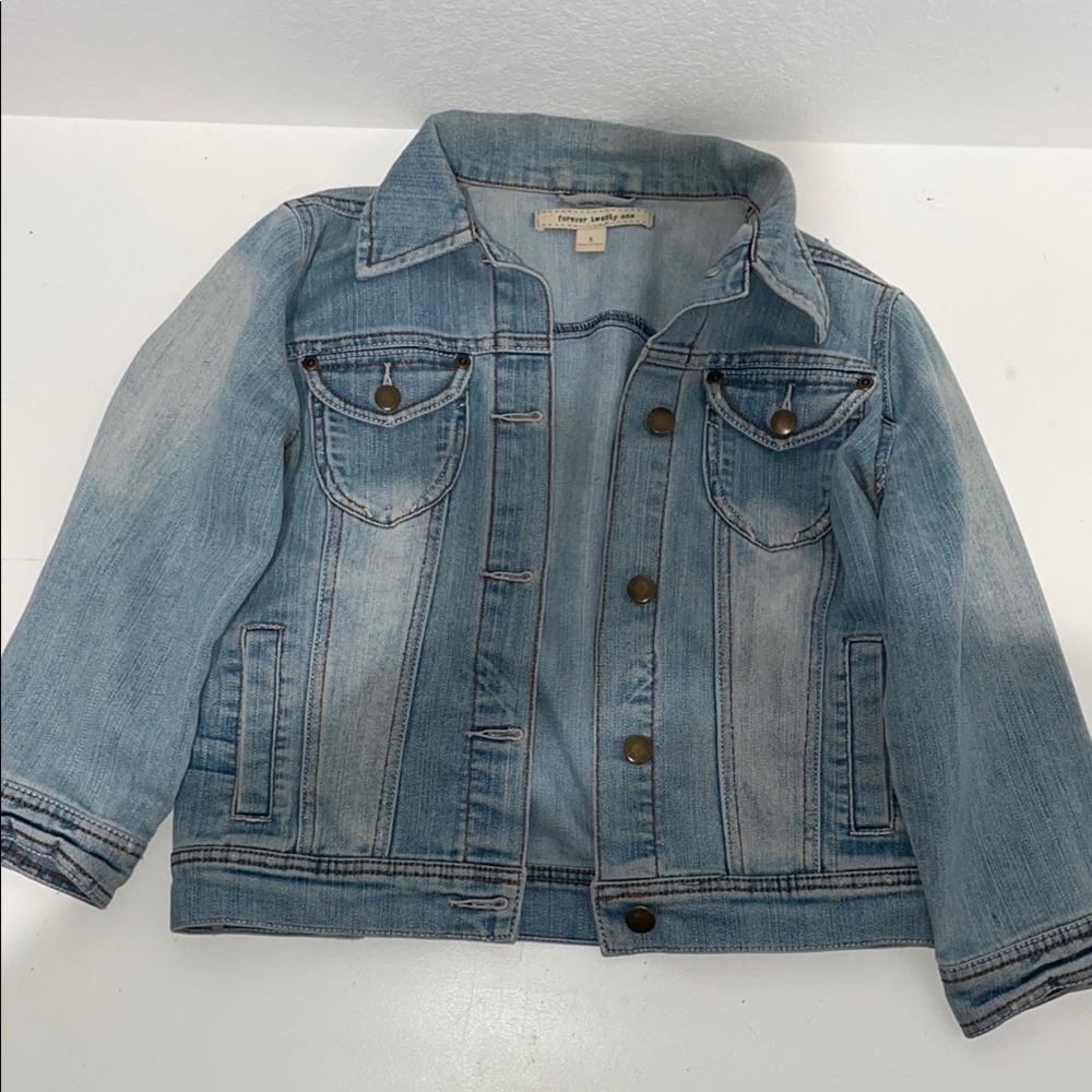 Light Blue Jean Jacket with Classic Design and Contrast Stitching